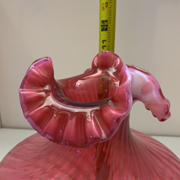 😍 Fenton Cranberry Opalescent Swirl Ruffled Large Round Vase - Picture 16 of 17